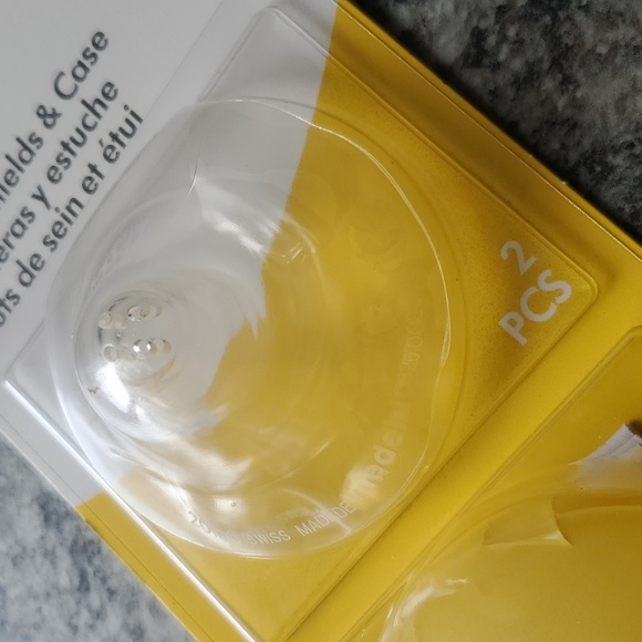 Medela Nipple Shield and Case - Picture 2 of 3
